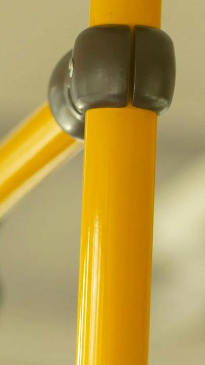 Barres métal jaunes et connecteurs noirs, savoir-faire métallurgie Côte d'Azur, détails transports publics.