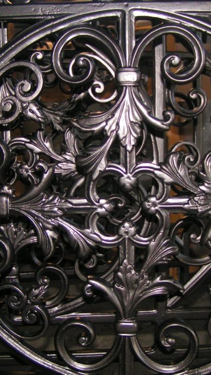 Garde-corps en fer forgé travaillé, motif floral circulaire, thermolaqué noir, finition CRC Antibes.