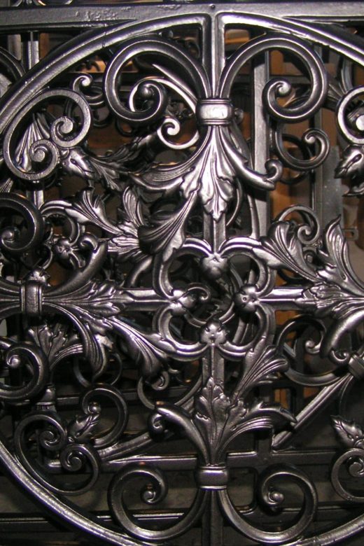 Garde-corps en fer forgé travaillé, motif floral circulaire, thermolaqué noir, finition CRC Antibes.