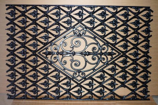 Grille métal noire ornementale, motif diamant, finition CRC Antibes, excellence surface Côte d'Azur.