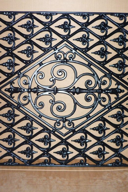 Grille métal noire ornementale, motif diamant, finition CRC Antibes, excellence surface Côte d'Azur.