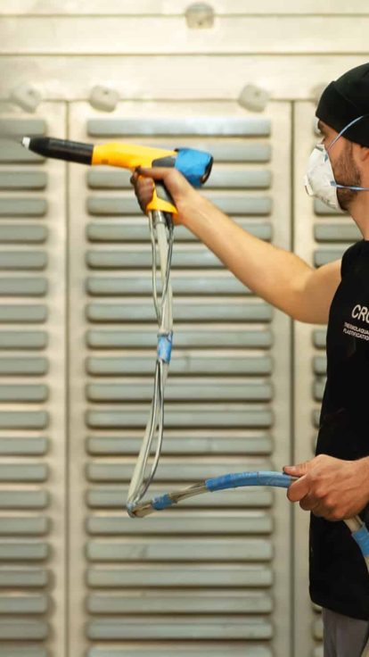 Thermolaquage CRC : opérateur spécialisé dans le masquage et la peinture sur métal, atelier à Antibes, traitement de surface sur la Côte d’Azur.