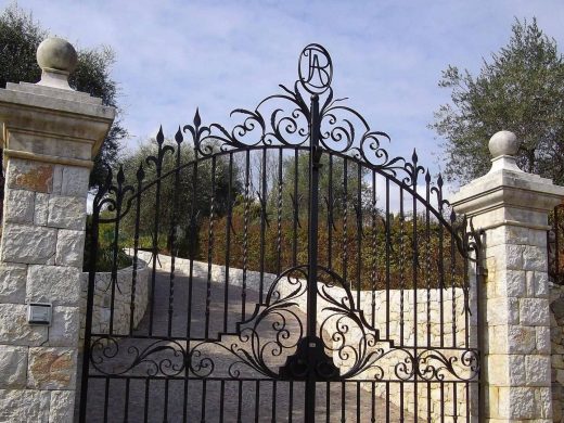 Traitement de support métallique à Antibes : thermolaquage, grenaillage et peinture industrielle